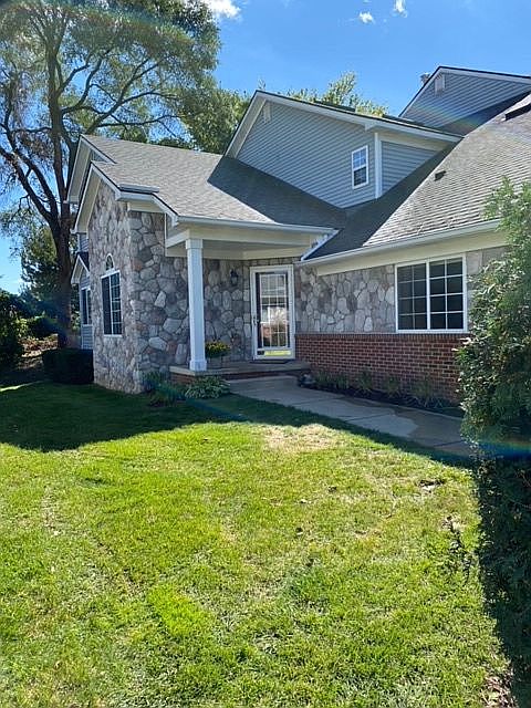 End Unit Condo - Field Stone