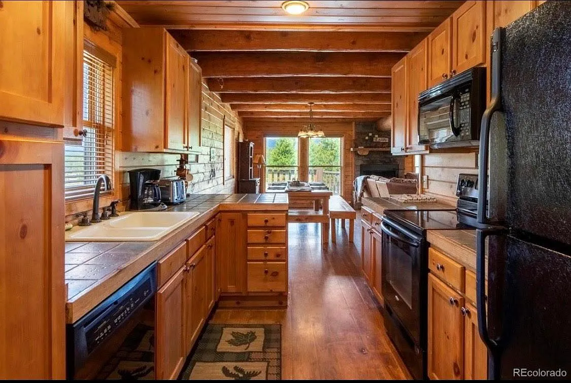 3 bed, 2400 sqft, $3,500 — Photo 3