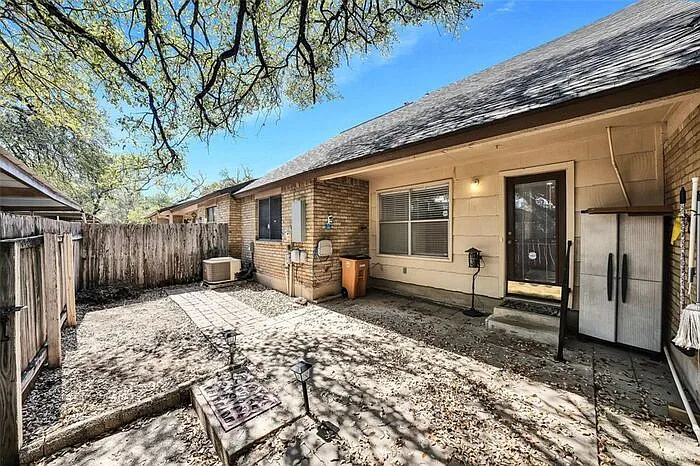 Building Photo - 8219 Summer Side Dr