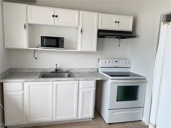 15 Vineyard St, Lehigh Acres, FL 33936