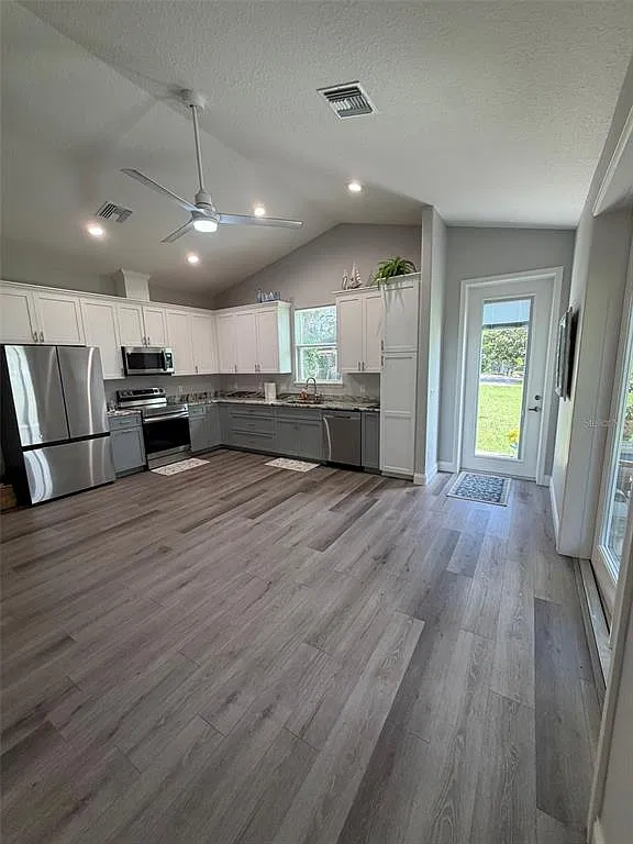 1 bed, 1.5 bath, 930 sqft, $1,800 — Photo 4