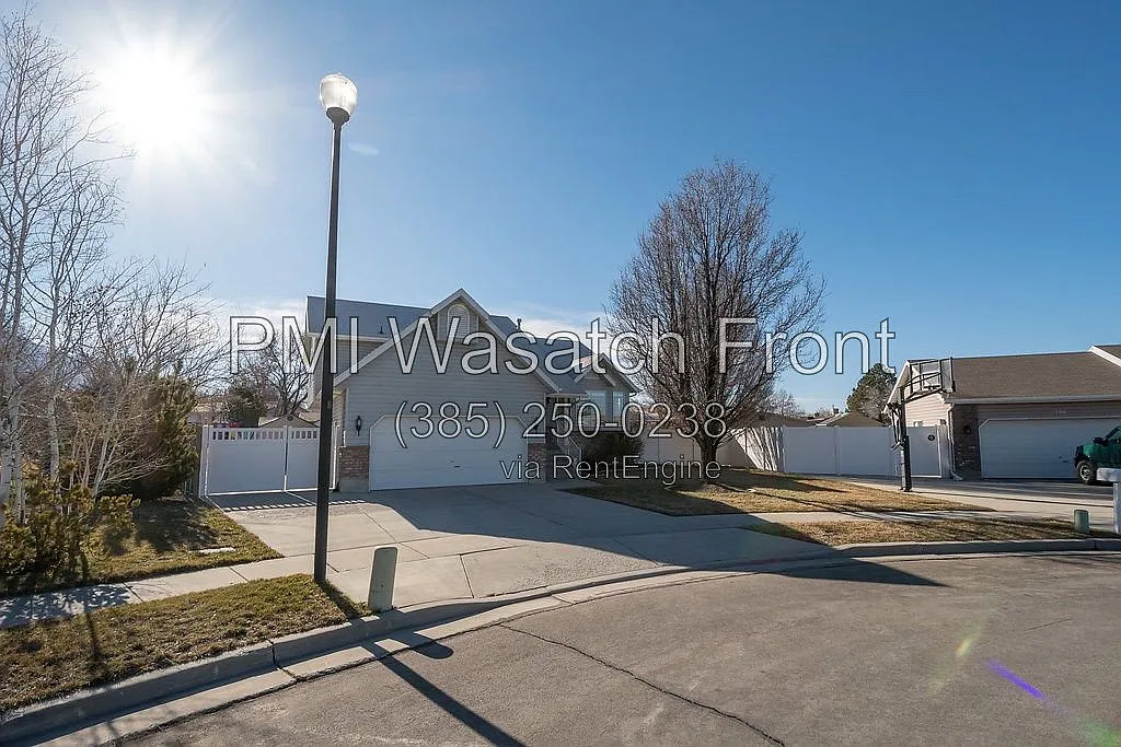5 bed, 3.0 bath, 2276 sqft, $2,700 — Photo 2