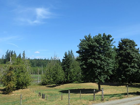 2nd image of 212 SE Banjo Ln