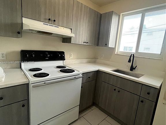 2nd image of 126 SW 21st Ave #3