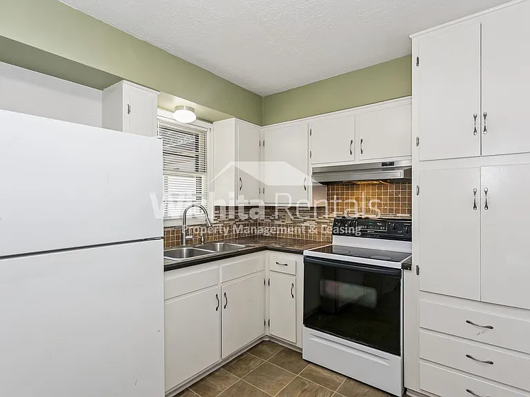 1400 N El Paso Dr — Photo 4