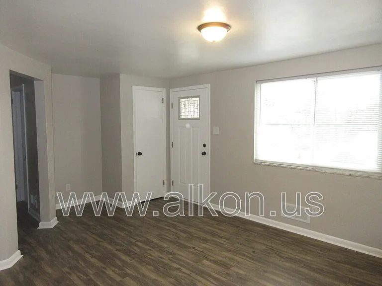 1097 Roseanne Ave — Photo 4