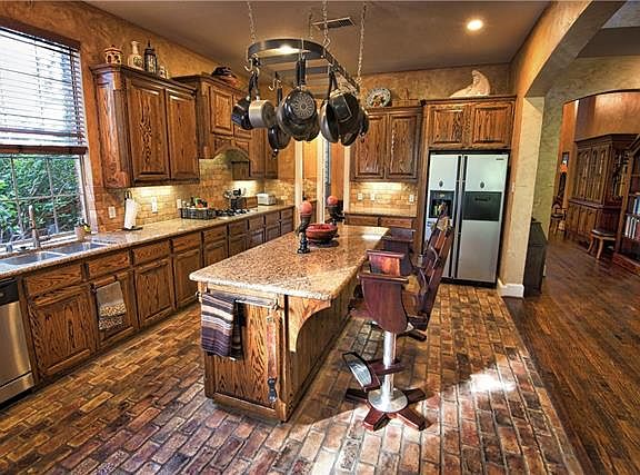 5th image of 708 Bluffwood Ave
