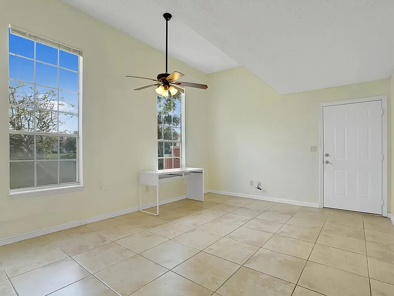1385 Crystal Way #M — Photo 5
