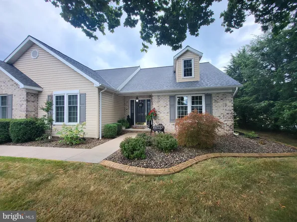 1472 Spring Side Dr E, Chambersburg, PA 17202