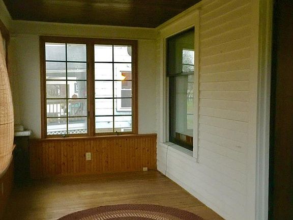 5th image of 820 Oak Knoll Ave NE