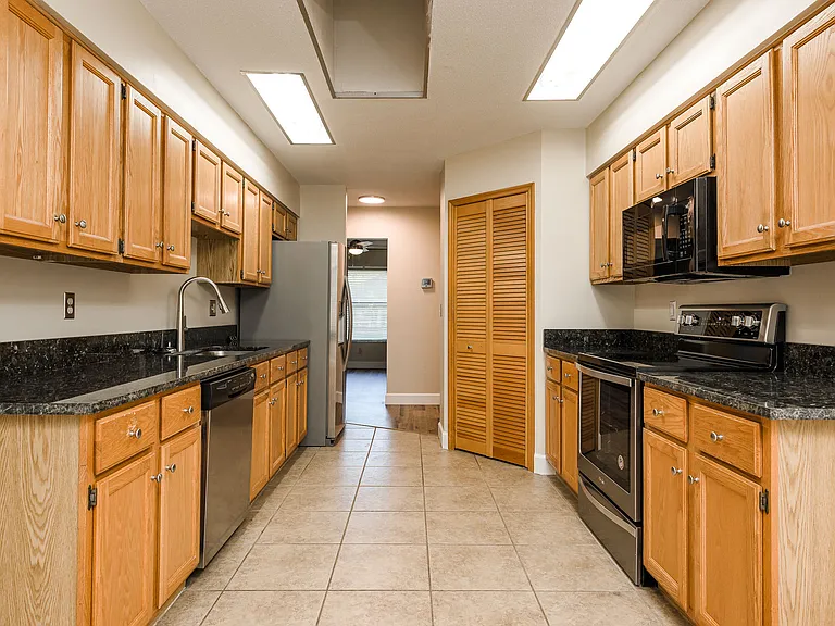 1523 Poplar Dr — Photo 15
