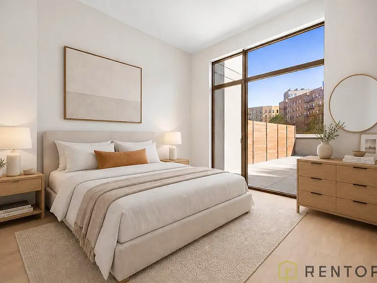 960 Franklin Ave #706 — Photo 3
