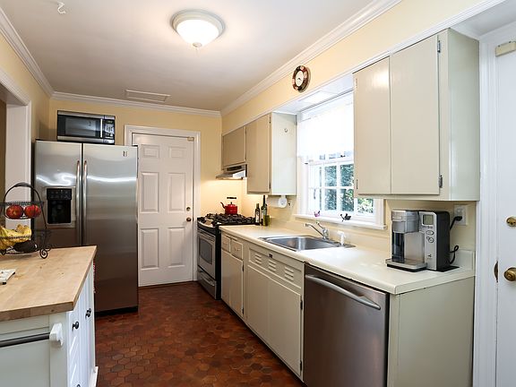 5th image of 5 Lexington Dr