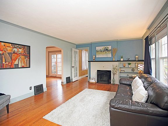 3rd image of 1209 E Bronson St