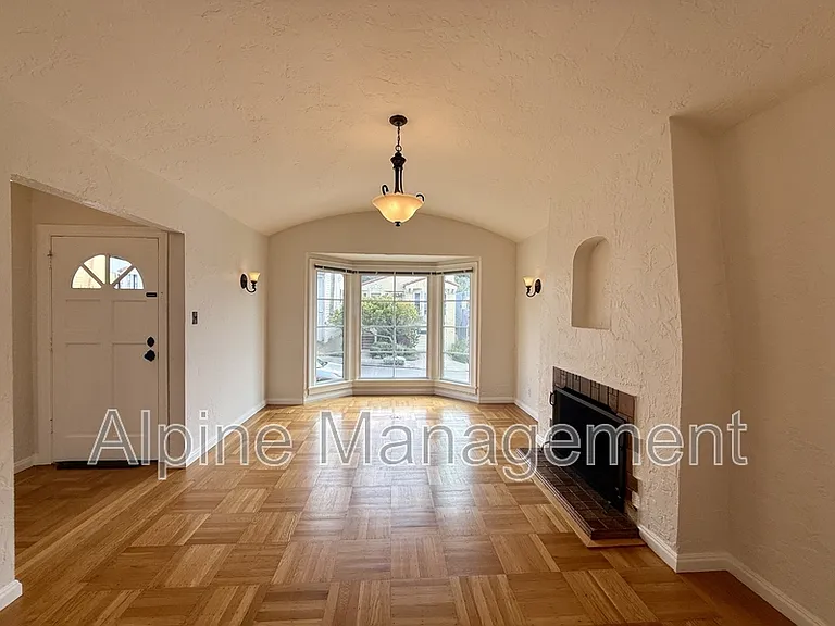 658 Rockdale Dr #MAIN — Photo 2