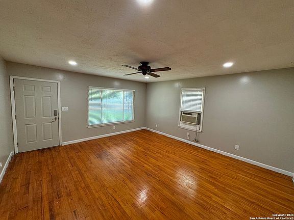 4th image of 302 E ANTONIO ST