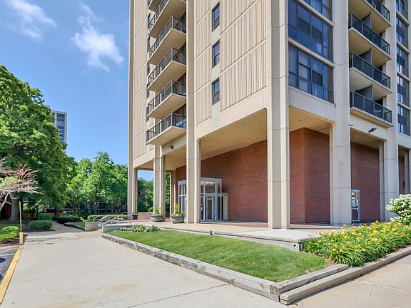 3rd image of 2901 S Michigan Ave APT 403