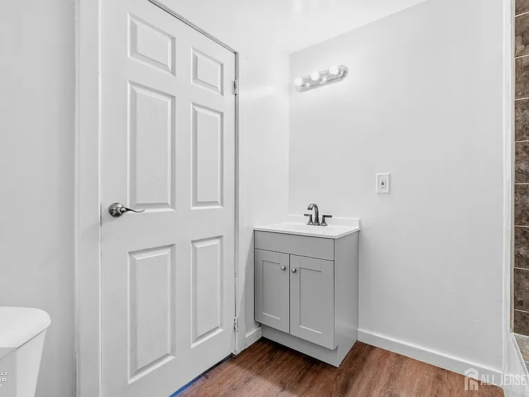 1648 Essex St #1 — Photo 22