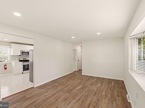 3rd image of 208 W Cedar Ave