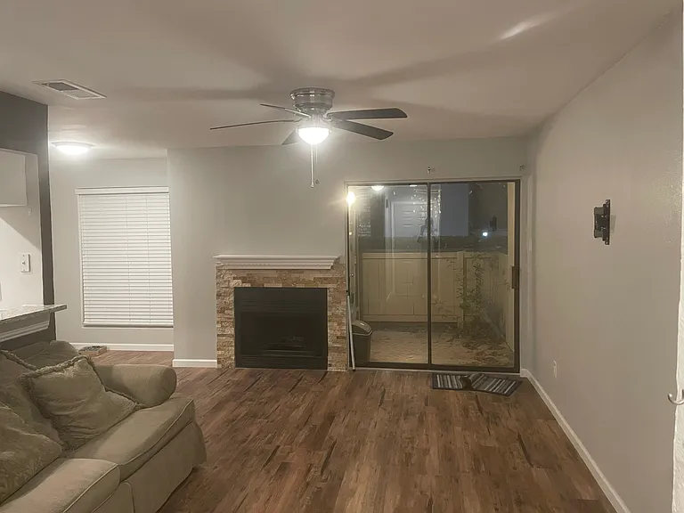 821 W Harwood Rd #D — Photo 11