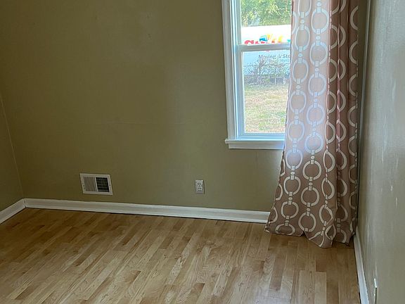 3rd image of 1065 Charles Ave