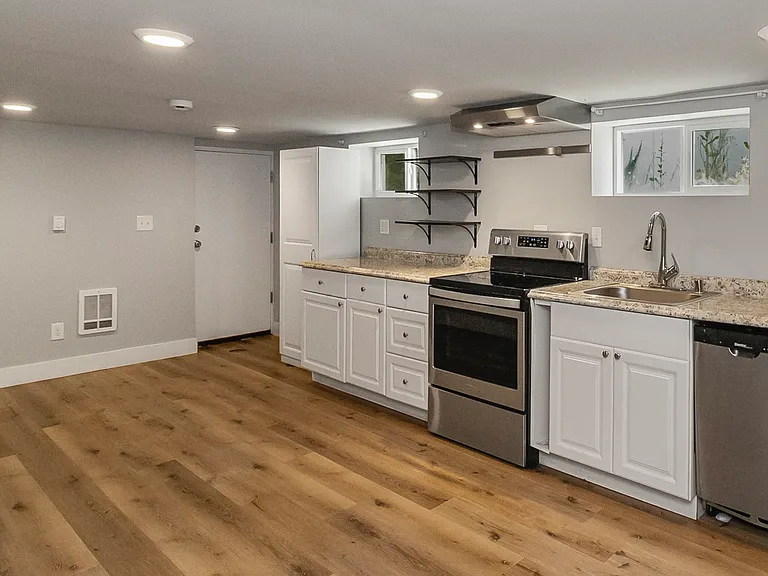 4246 S Graham St #BASEMENT — Photo 4