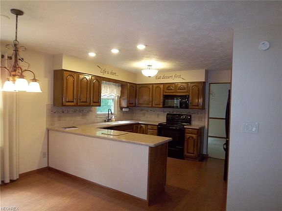 3rd image of 12 Oak Cir