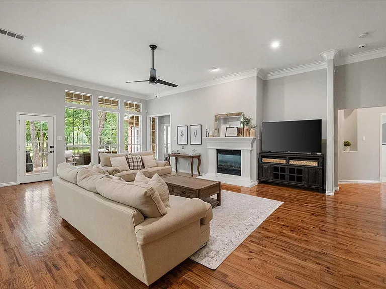 1702 Forest Bend Ln — Photo 9