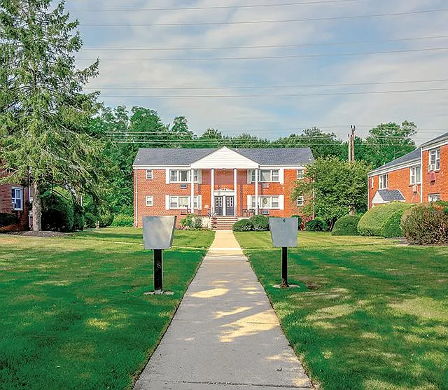 Country Club Apartments — Photo 2