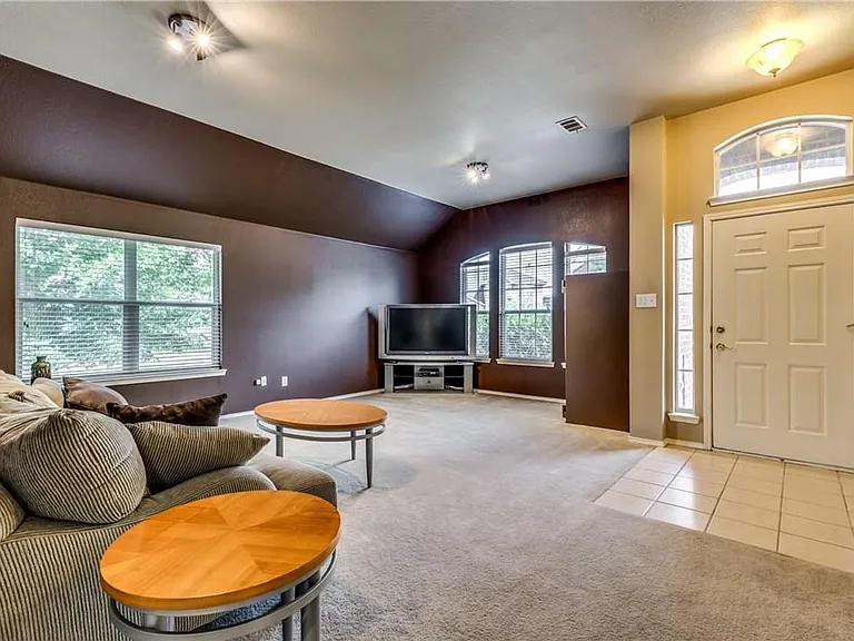 5913 Dustin Trl — Photo 2