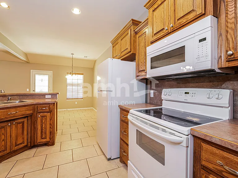 945 Ethan Ln — Photo 4