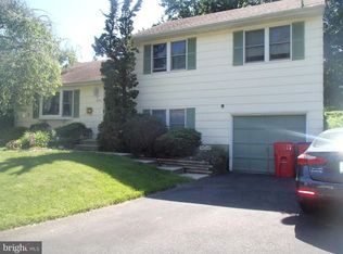 300 Estelle Ln, Warminster, PA 18974
