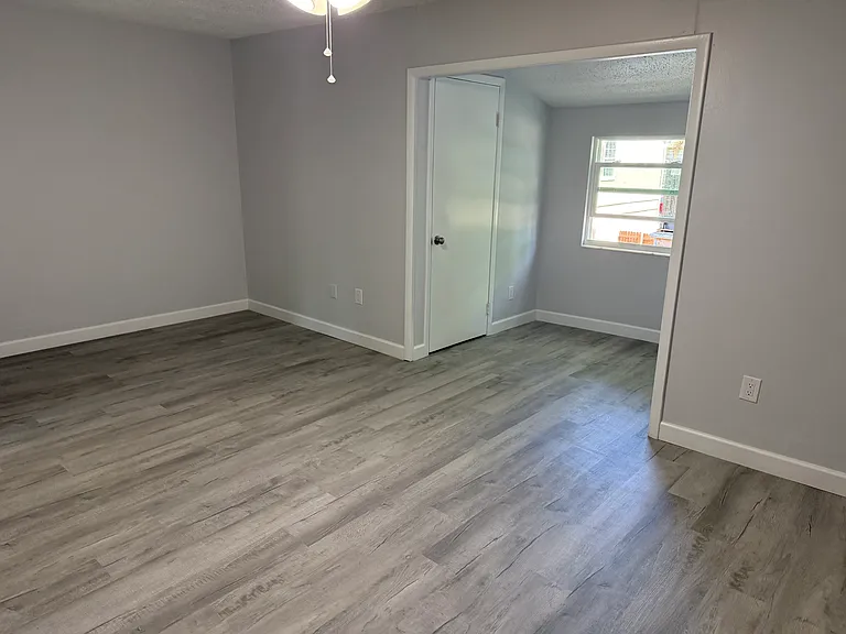 152 Douglas Rd W #B — Photo 8