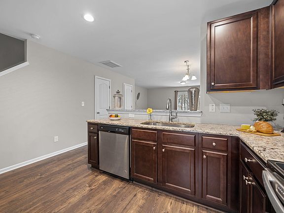 5th image of 129 Longleaf Pine St