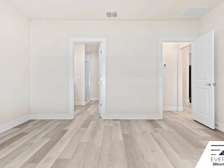 71 Point Of Woods Dr — Photo 17