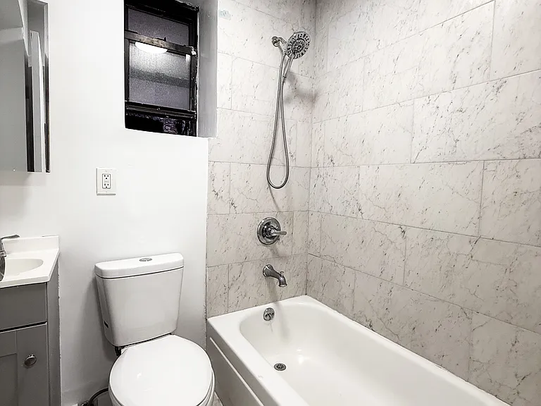 226 E 14th St #1P — Photo 4
