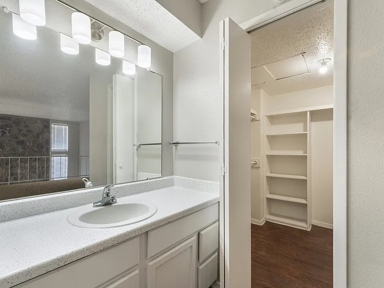 Lubbock Square — Photo 12
