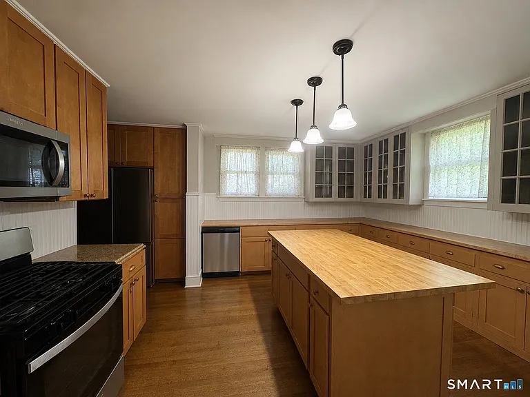 18 Fleetwood Ave — Photo 9