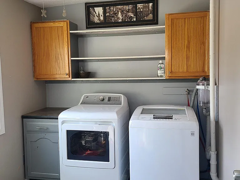 Laundry room (downstairs)