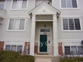 652 S Rosehall Ln, Round Lake, IL 60073