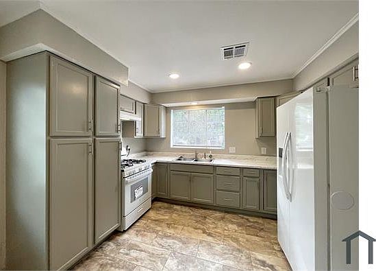 5th image of 858 E 52nd Pl N