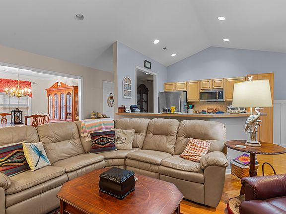 4th image of 143 Myrtle Trace Dr.