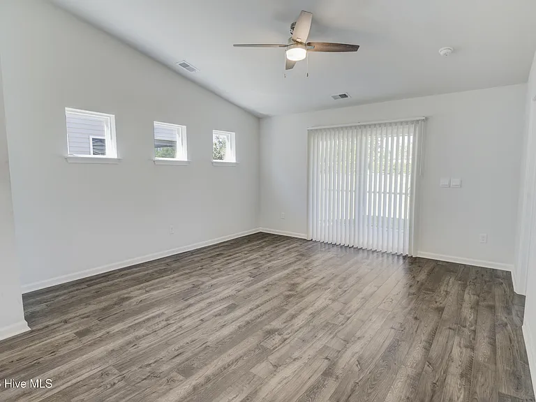 375 Logan St — Photo 5