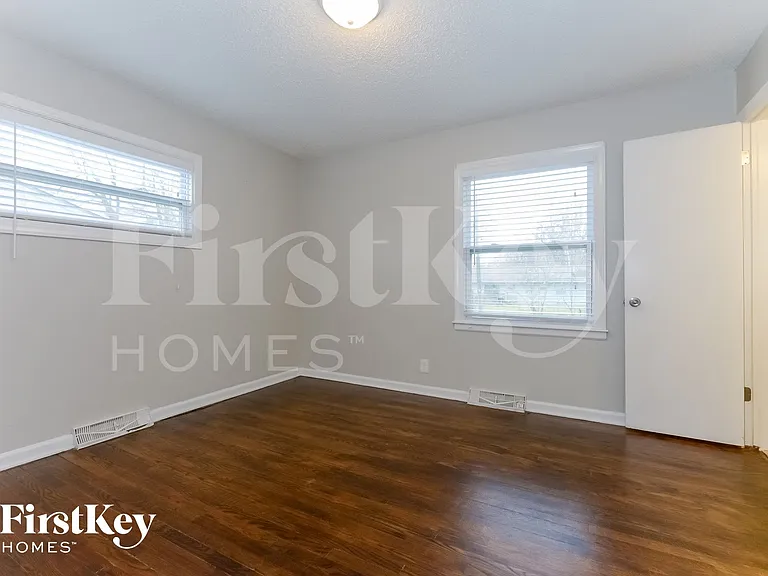210 Berry Ave — Photo 8