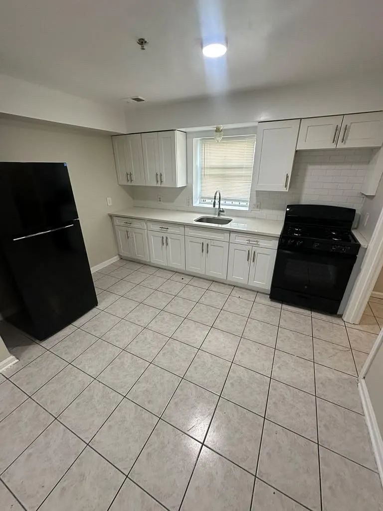 3 bed, 1.5 bath, $2,195 — Photo 2