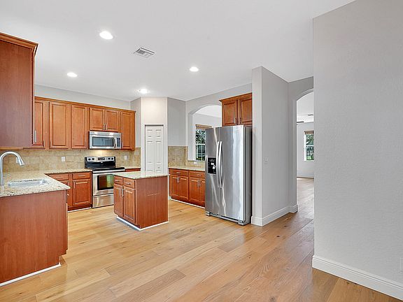 5th image of 615 Dakota Dr