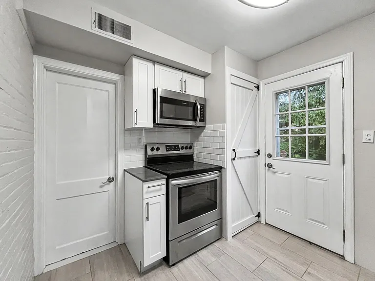 1012 E Lancaster Ave — Photo 11