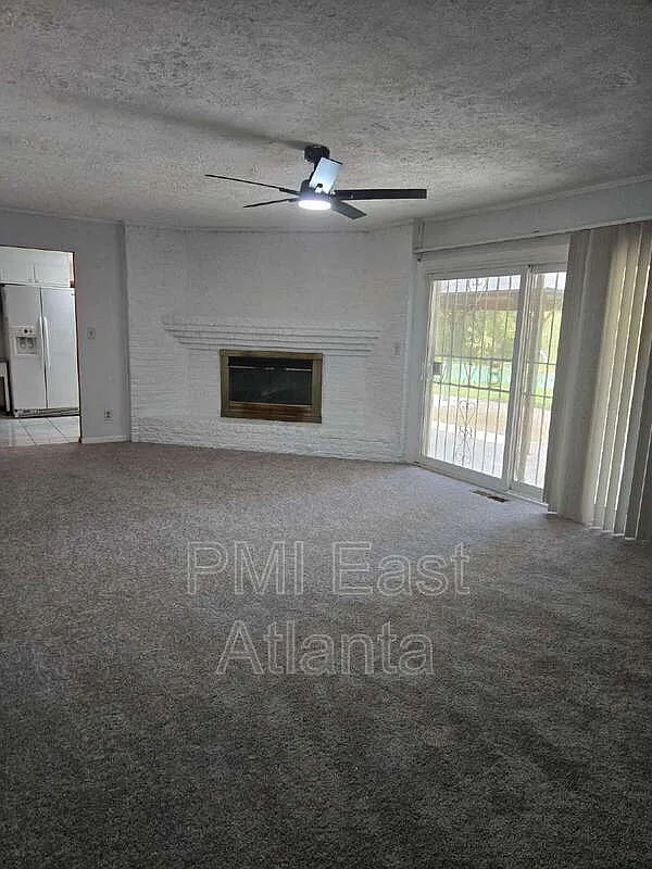 3 bed, 2.0 bath, 2435 sqft, $2,180 — Photo 4