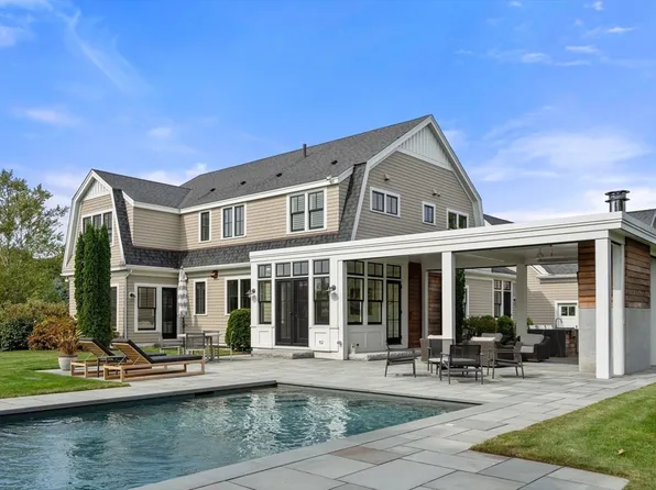 18 Crooked Ln, Manchester, MA 01944