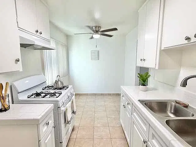Studio, 400 sqft, $1,795 — Photo 2